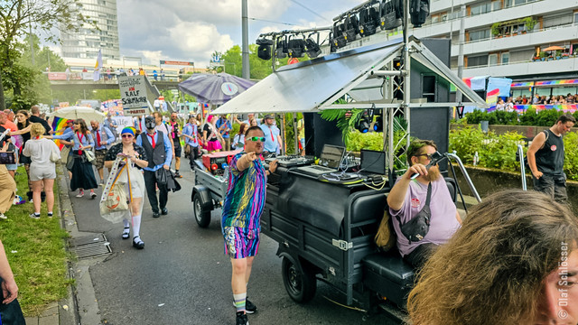 Das Tuk-Tuk-Soundmobil bei unserer Fußgruppe auf dem CSD 2024 in Köln.