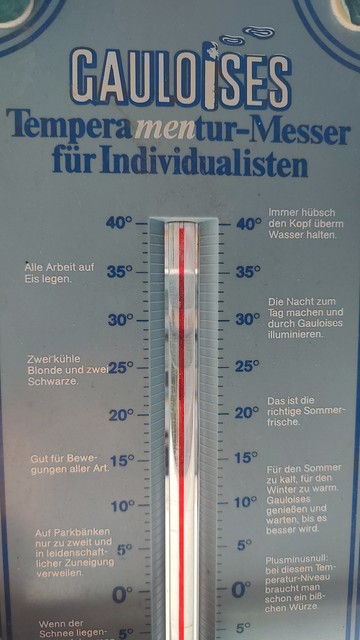 Ein Thermometer, dessen Balken bei 40°C endet, steht in der Sonne und meldet 39,5°C.