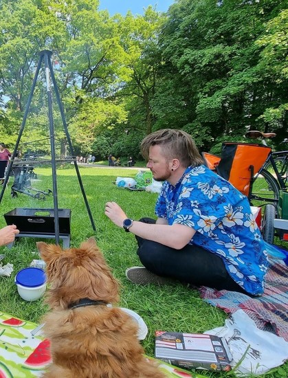 Hund und Mensch Gucken auf Gril