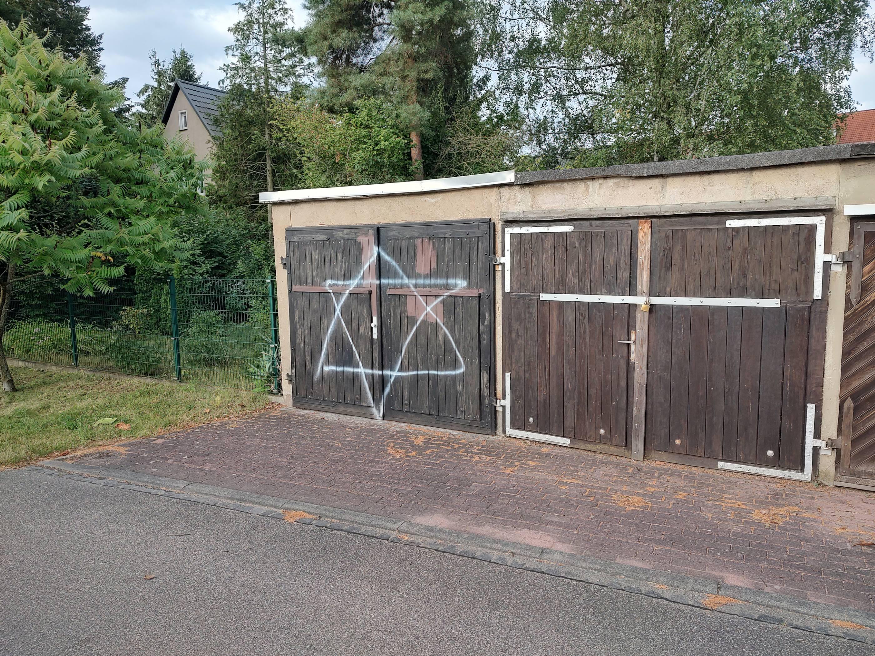 Ein meterhoher Davidstern an eine Garage geschmiert